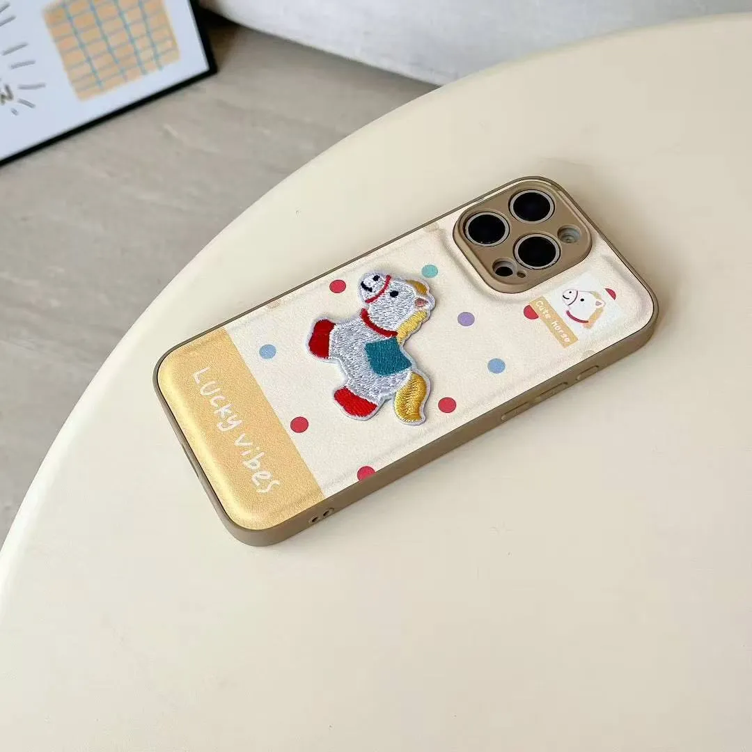日韩可爱条纹刺绣木马适用于iphone16pro手机壳苹果16保护套14防摔13全包新款皮纹15promax小众max手机套情侣 - 图片 2