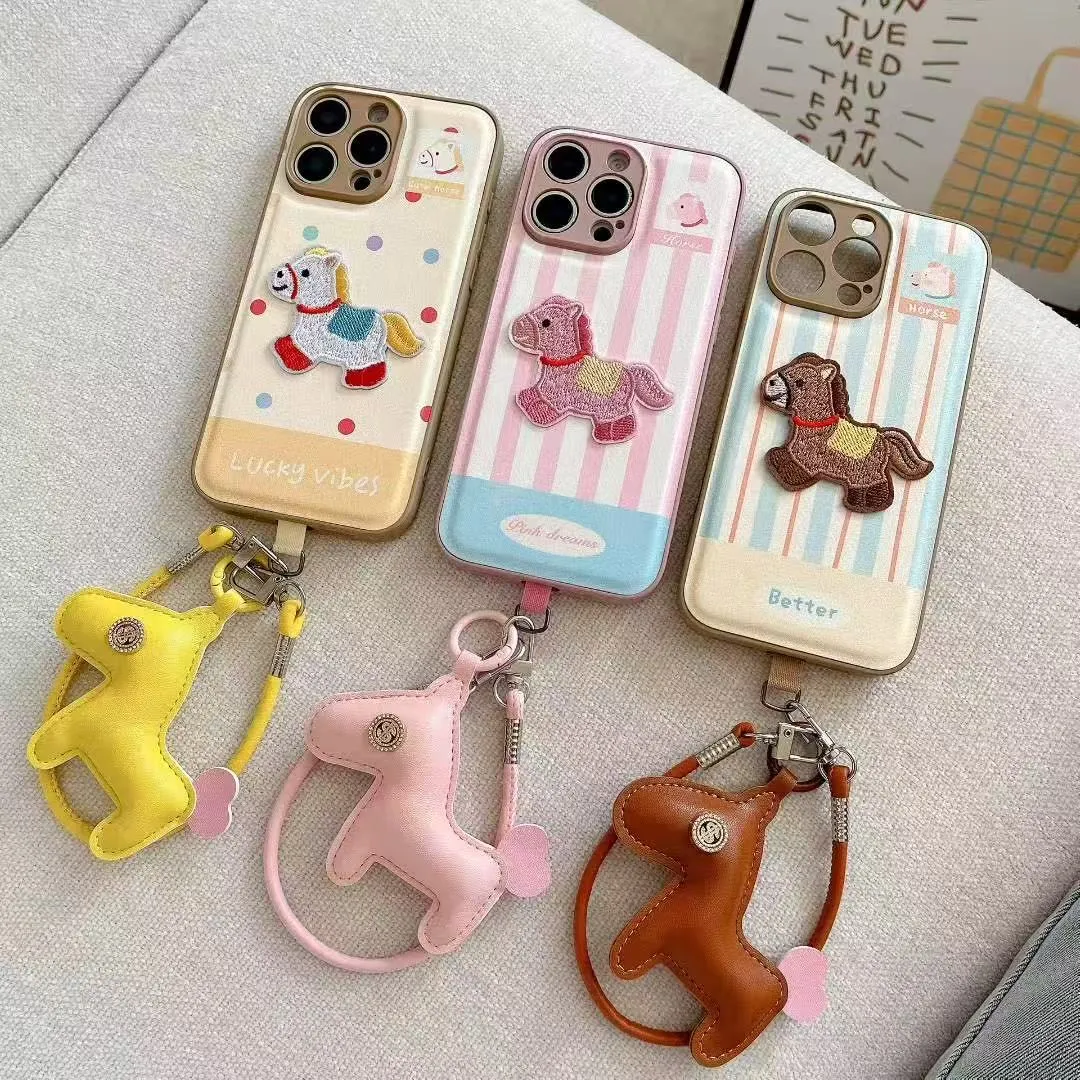 日韩可爱条纹刺绣木马适用于iphone16pro手机壳苹果16保护套14防摔13全包新款皮纹15promax小众max手机套情侣