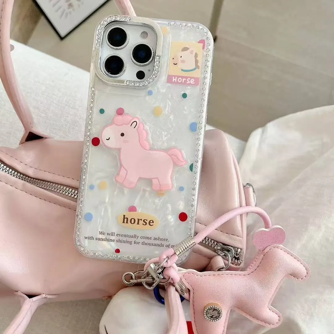 高级感贝壳纹可爱立体木马手绳适用苹果16promax手机壳iphone15pro新款13pro女款14pro防摔12硅胶保护套