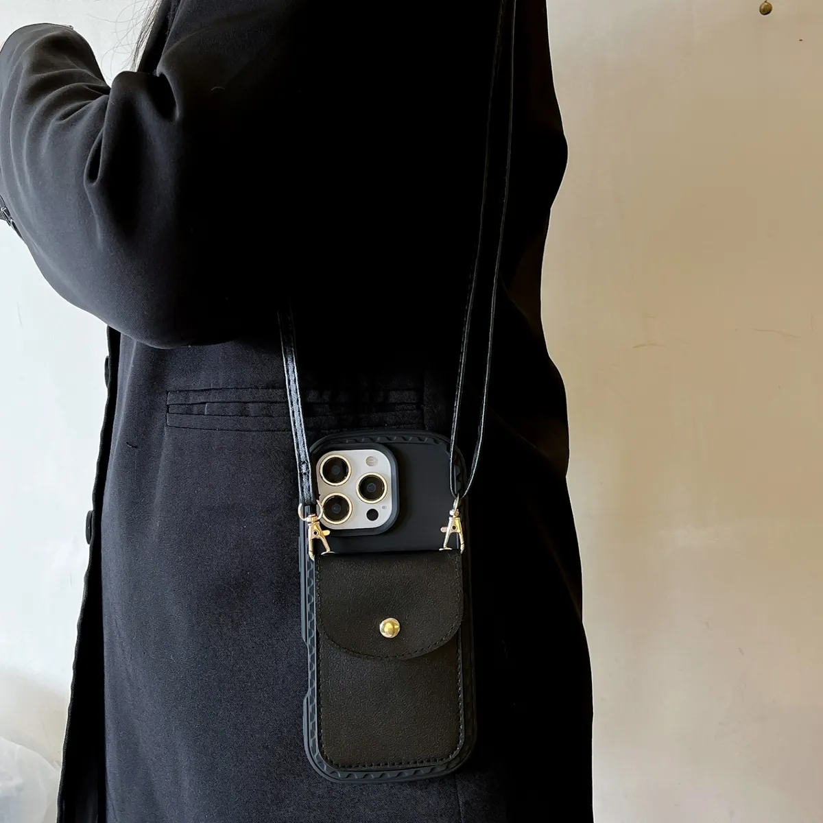 防尘塞推窗卡包安可拉红小香风山卡包带斜挎绳手机壳适用iPhone16promax苹果15/14/13新年款高级感软壳全包防摔套 - 图片 2