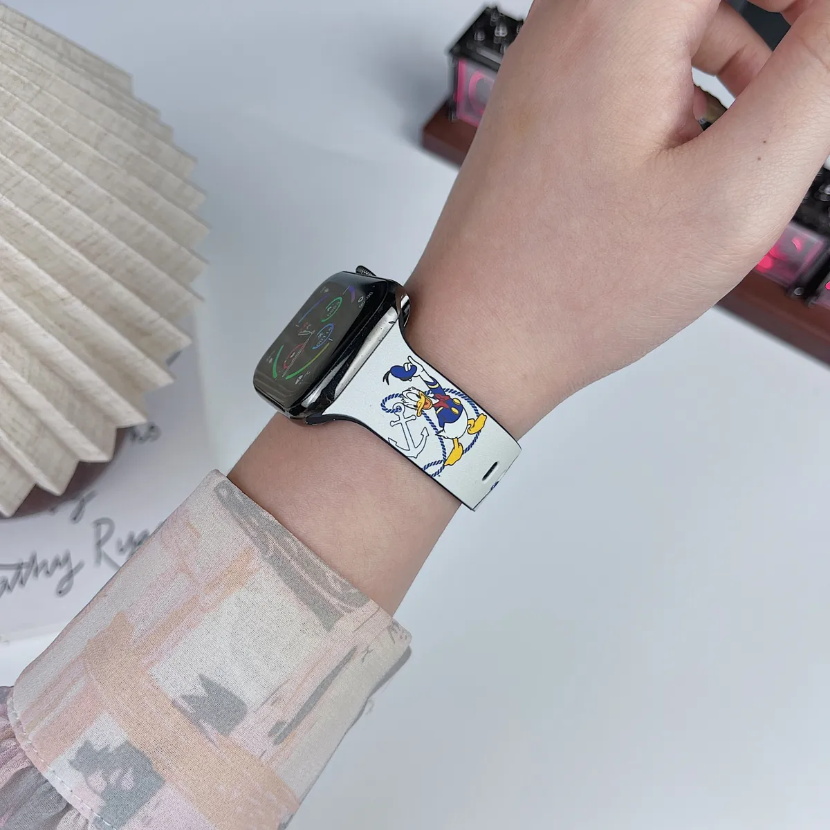 苹果-CASETiFY表带唐老鸭-硅胶材质适用S1-S10腕带S9高级感表带S8