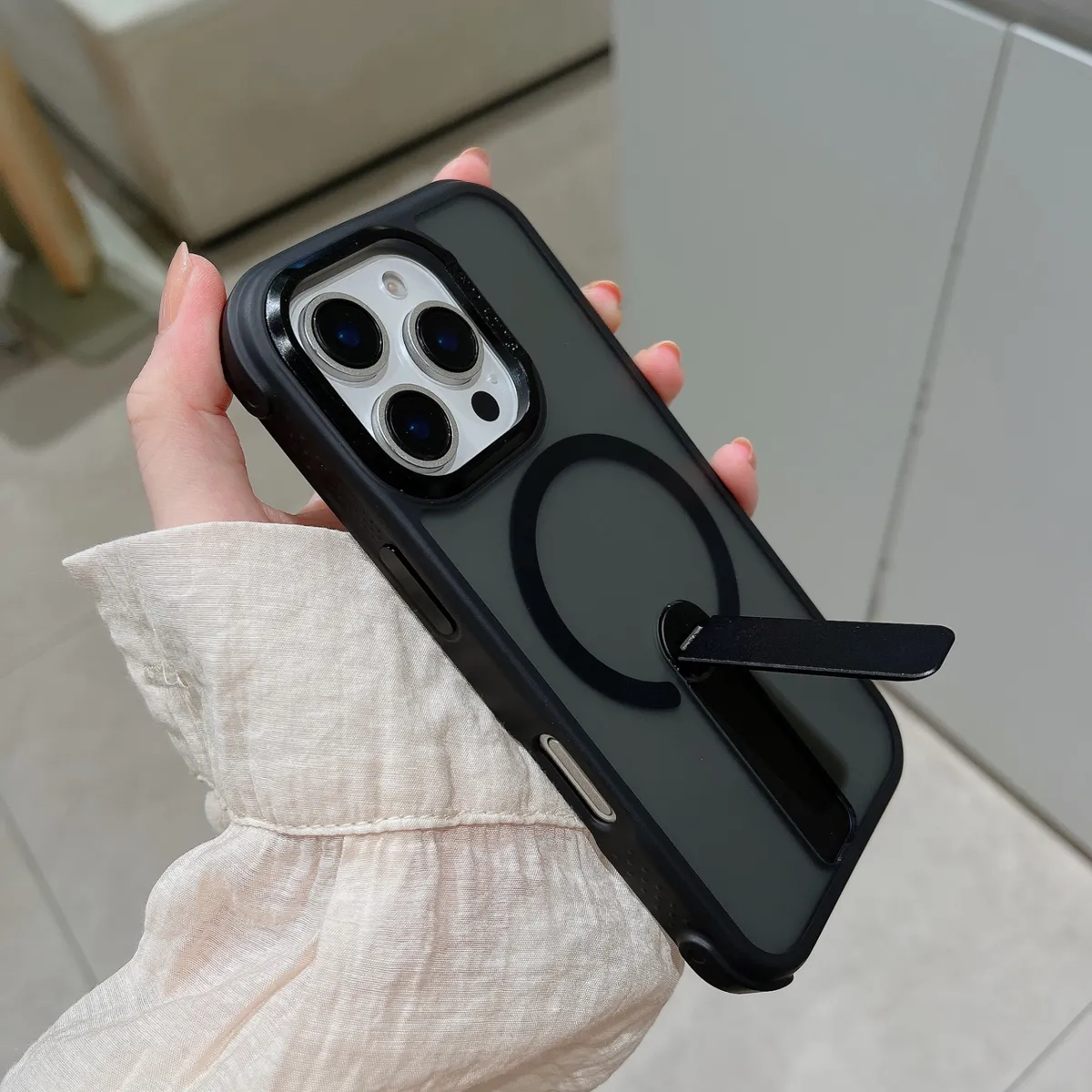 适用GSM三星iPhone苹果magsafe磁吸四角防摔磨砂肤感耐磨360旋转站立支架TPU二合一五金按键五金相框防滑手机壳 - 图片 4